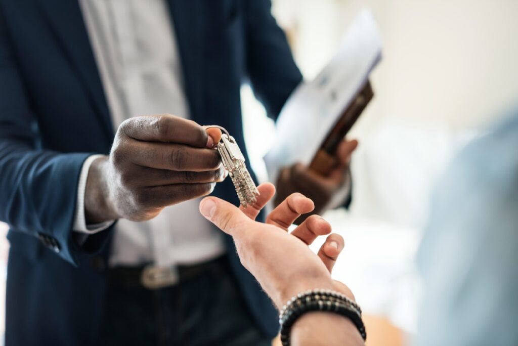 landlord_handing_over_rental_keys
